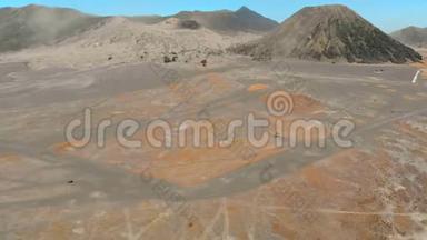 在腾格卡尔德拉的腾格卡尔德拉山内著名的活跃的布罗莫火山或贡农布罗莫山和巴托克火山的空中景观